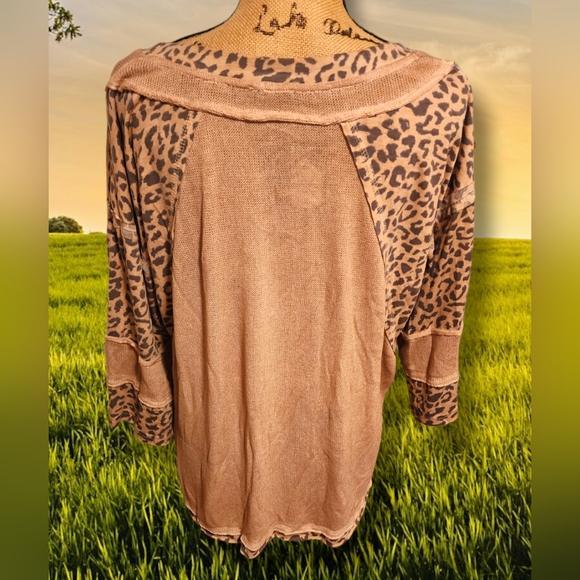 POL Clothing Women's top in a mauve/tanish color with Leopard Print. Size M.NWT - Picture 7 of 11